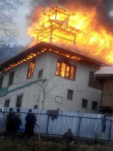 Fire turns historic Masjid into rubble in Uri